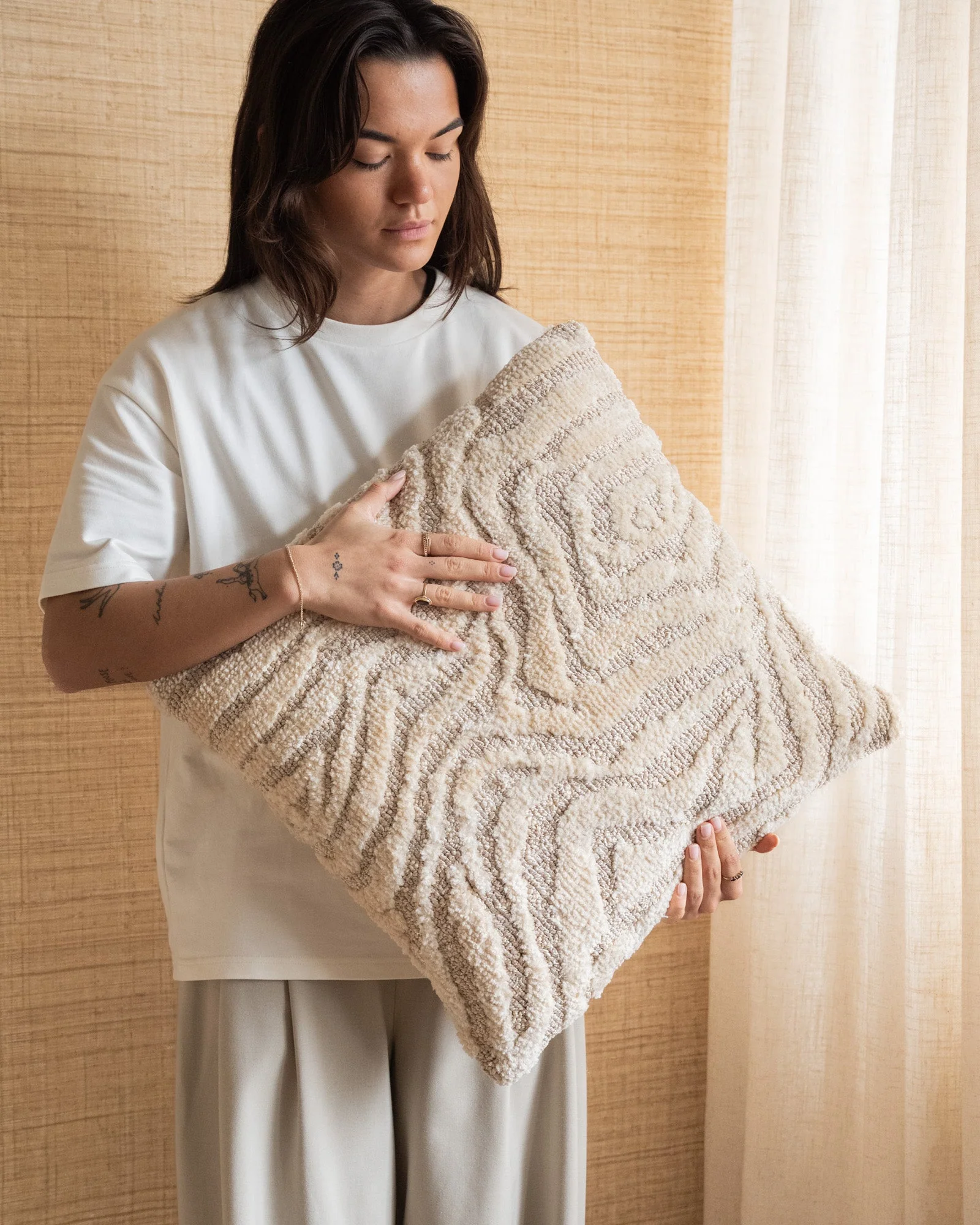 Cushion Swirl Beige - Image 2
