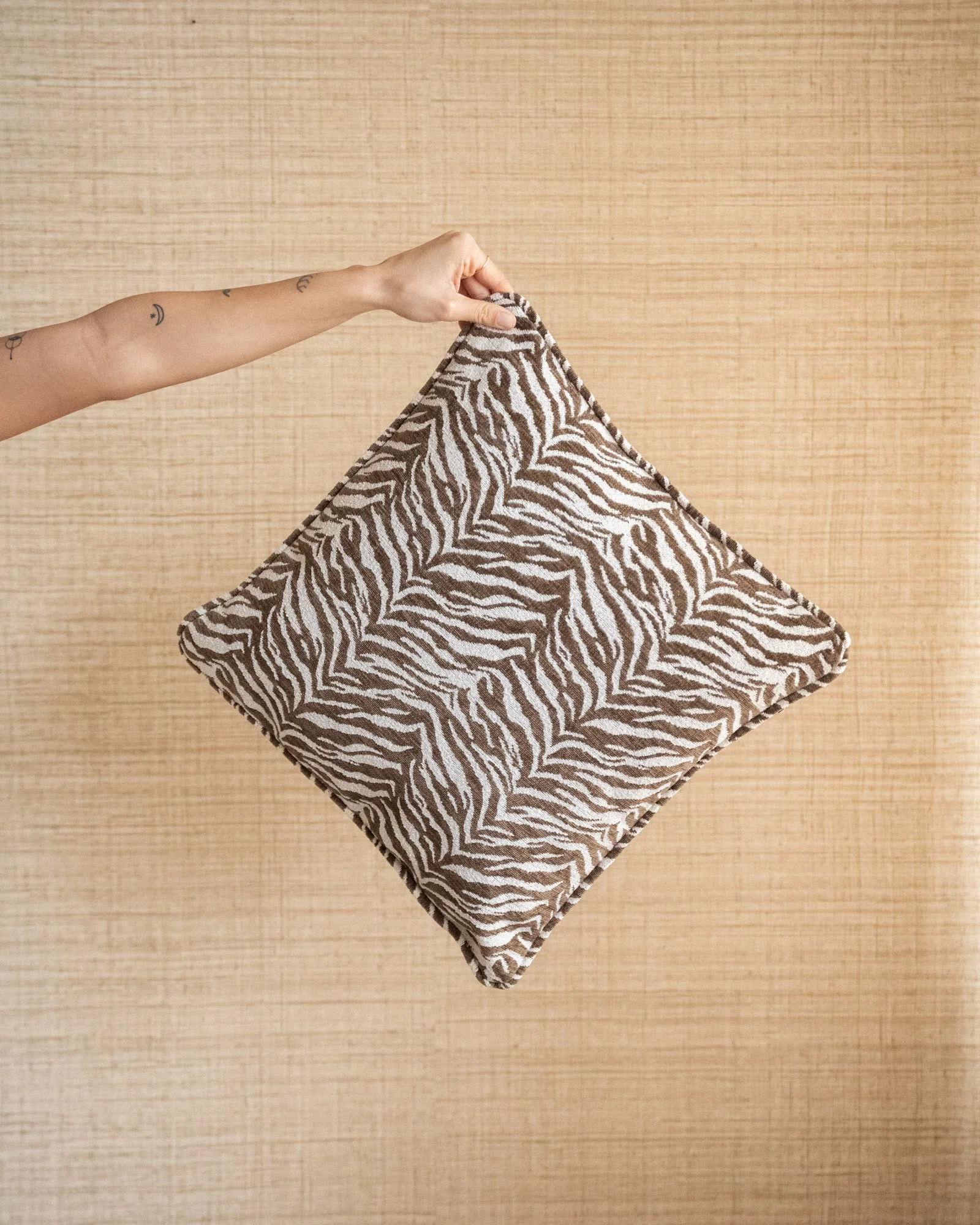 Cushion Rika Brown 45x45 - Image 9