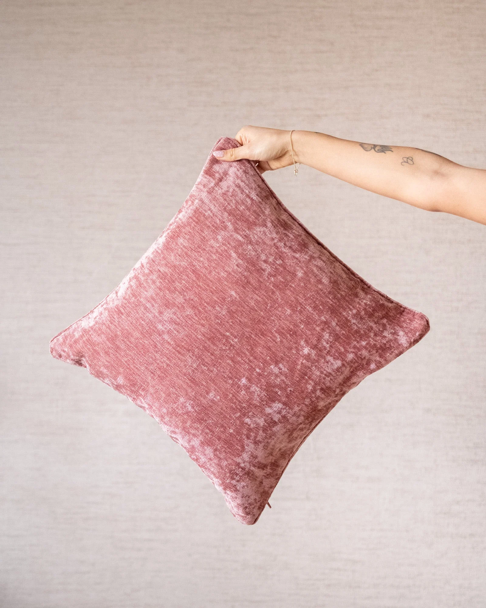 Cushion Lewy Velvet Pink - Image 5