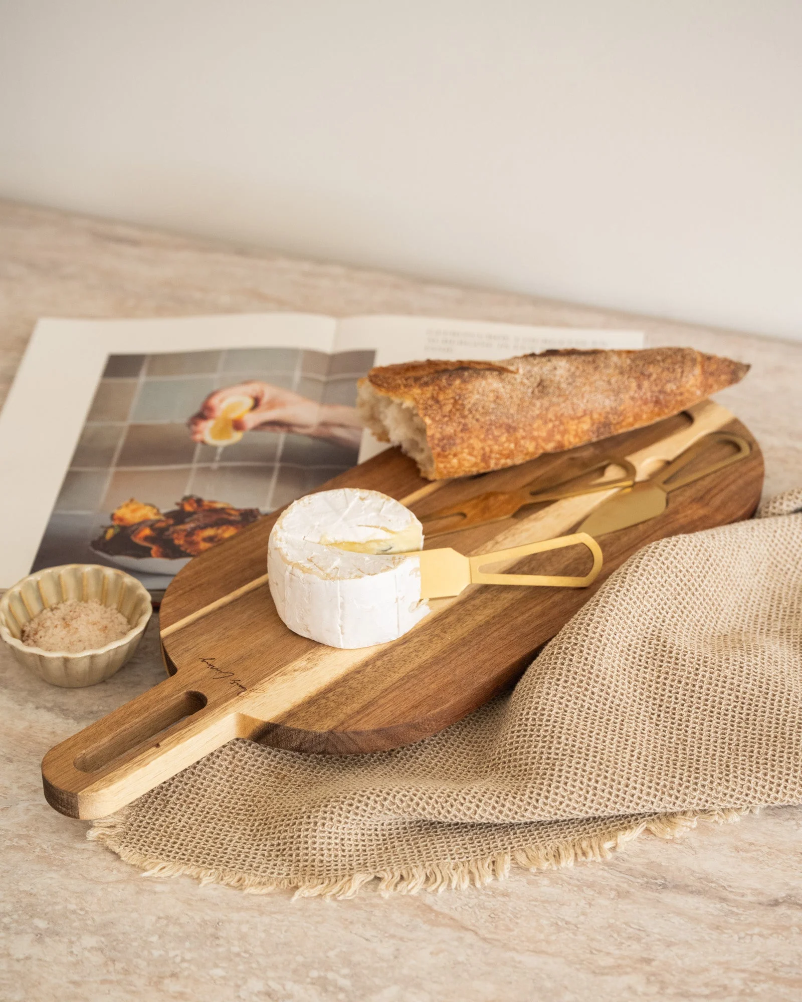 Giftset: Large Serving Board With 3 Knives - Image 5