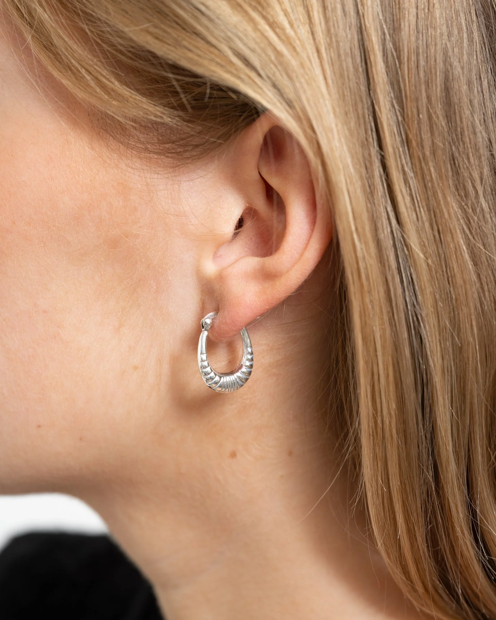 TILTIL SET OF 2 Thick Deco Oval Hoop Silver - Image 4